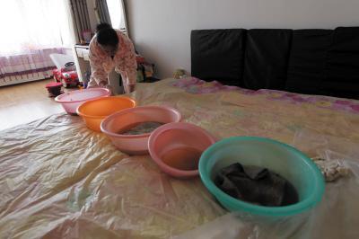 阿克塞楼上漏水，住户失联，小区没物管，业主维权难！律师来支招……